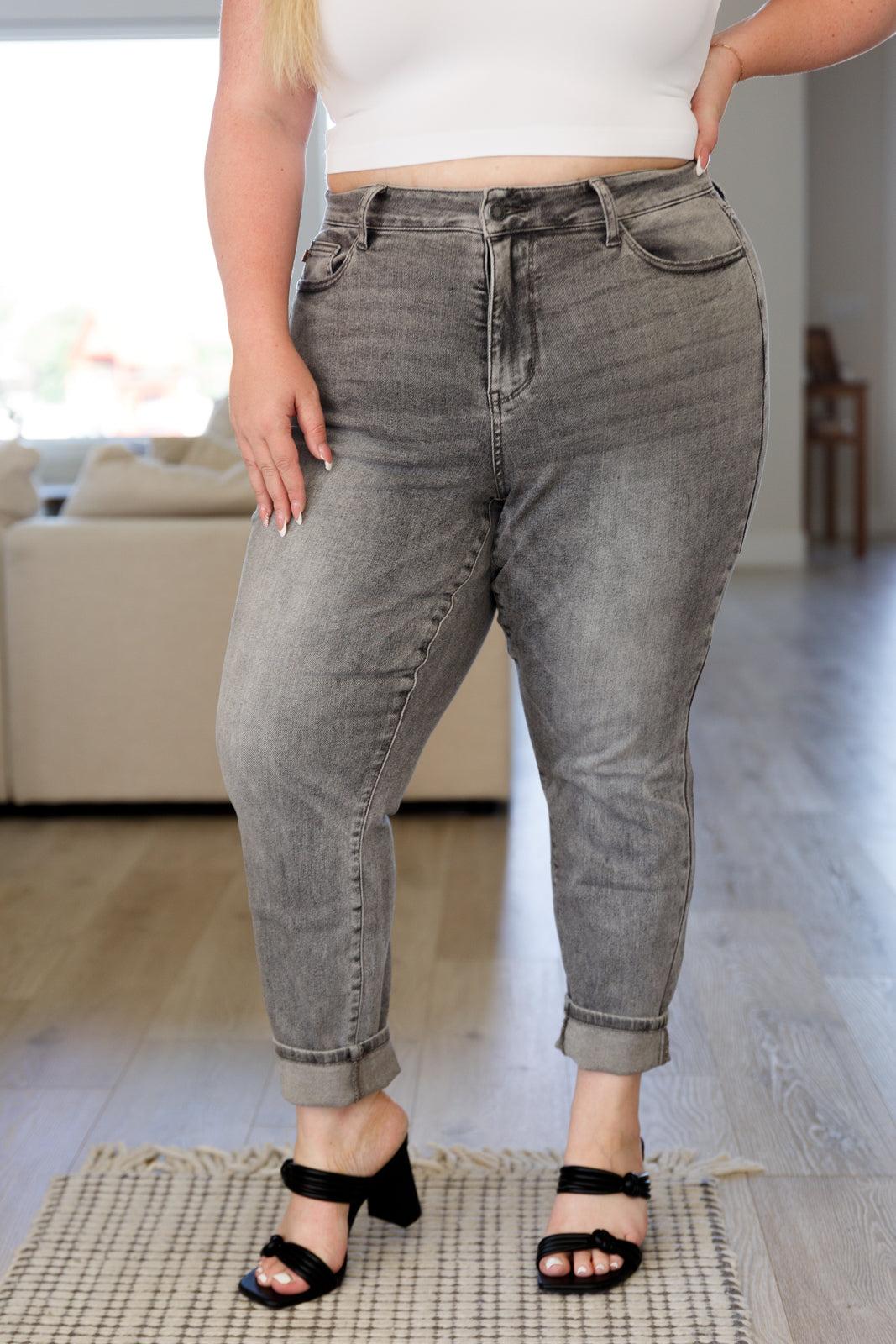 komedie universitetsområde Undtagelse Charlotte High Rise Stone Wash Slim Jeans in Gray - JUDY BLUE – Junk in the  Trunk Boutique
